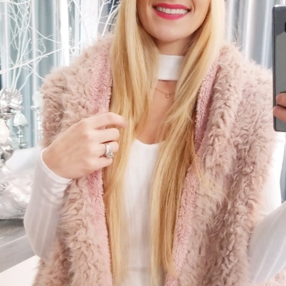 VEST Blush Faux Fur Vest - Picture 4 of 6